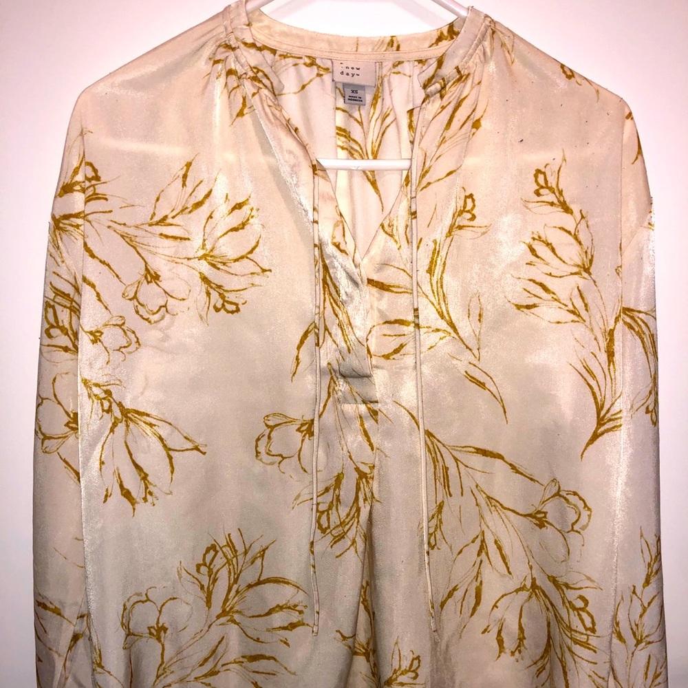 NWOT - Beautiful cream & tan blouse